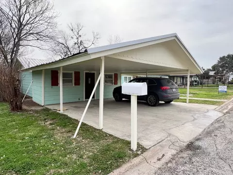 Exterior - 204 Sunset Dr, Comanche, TX 76442 photo 8 of 9