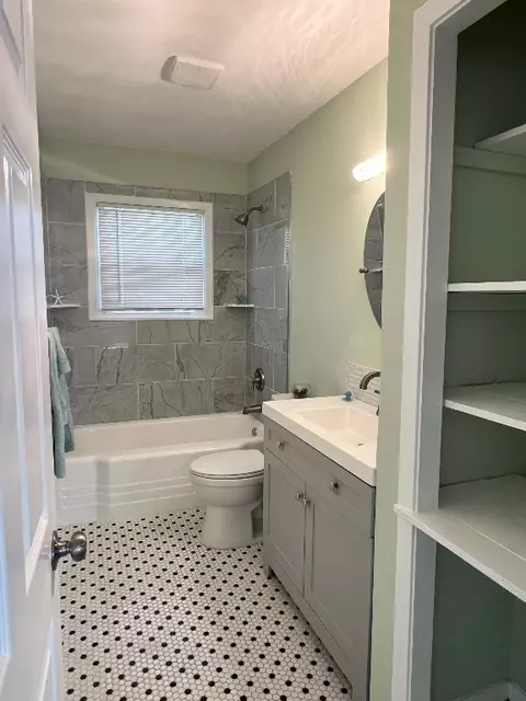 Bath - 204 Sunset Dr, Comanche, TX 76442 photo 1 of 4