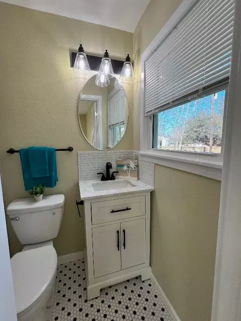 Bath - 204 Sunset Dr, Comanche, TX 76442 photo 4 of 4