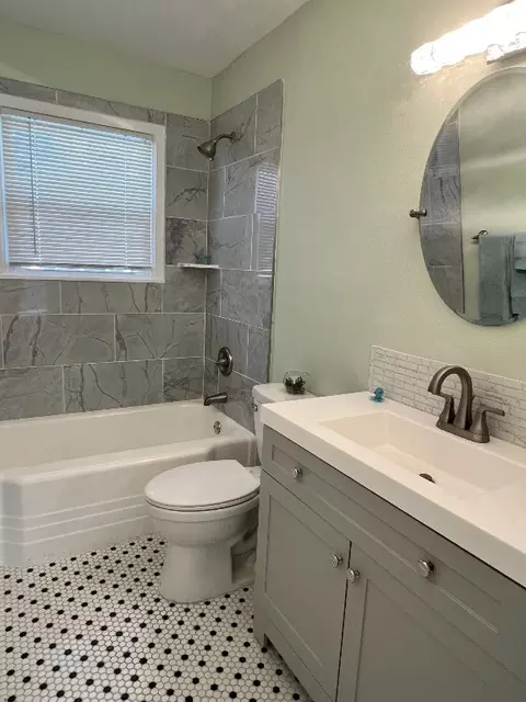 Bath - 204 Sunset Dr, Comanche, TX 76442 photo 2 of 4