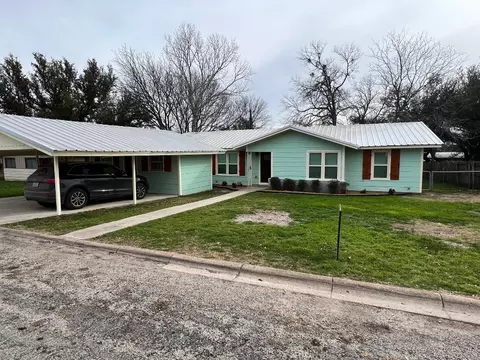 Exterior - 204 Sunset Dr, Comanche, TX 76442 photo 7 of 9