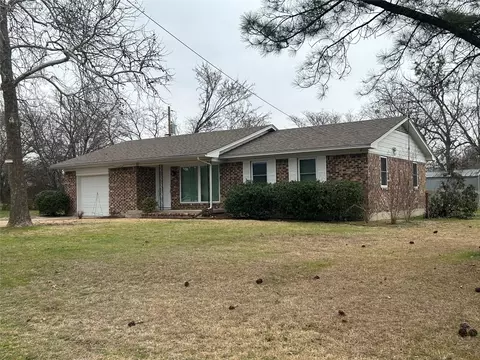 1001 S Jefferson St, Pilot Point, TX 76258