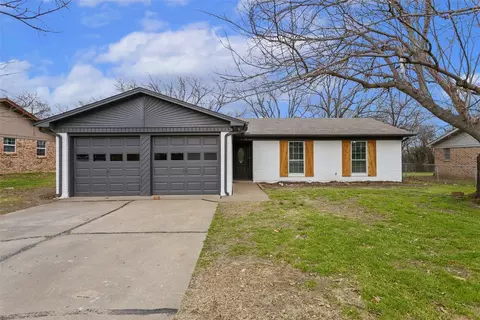 556 NW Douglas St, Burleson, TX 76028