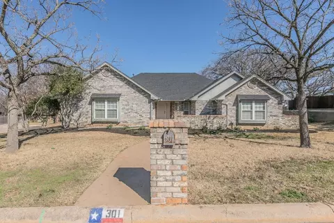 301 Hilltop Dr, Kennedale, TX 76060