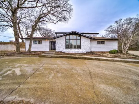 1112 Cooks Ln, Fort Worth, TX 76120