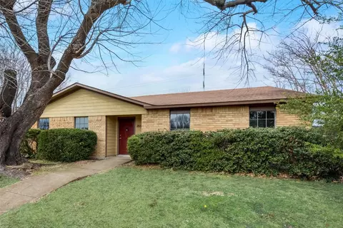 1810 Independence Ct, Grand Prairie, TX 75052