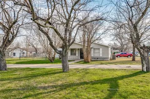 821 Meadow Park Dr, White Settlement, TX 76108