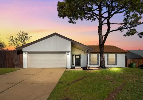 2115 Deerfield Dr, Carrollton, TX 75007