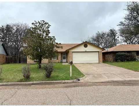 400 Chambers Creek Dr S, Everman, TX 76140
