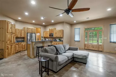 Living - 688 Crouch Rd, Benton, LA 71006 photo 2 of 4