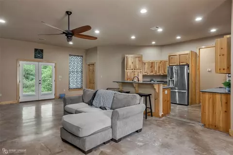Living - 688 Crouch Rd, Benton, LA 71006 photo 3 of 4
