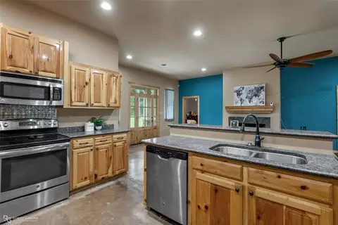 Kitchen - 688 Crouch Rd, Benton, LA 71006 photo 3 of 4