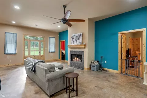 Living - 688 Crouch Rd, Benton, LA 71006 photo 1 of 4