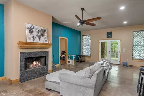 Living - 688 Crouch Rd, Benton, LA 71006 photo 4 of 4