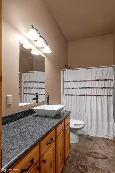 Bath - 688 Crouch Rd, Benton, LA 71006 photo 3 of 5