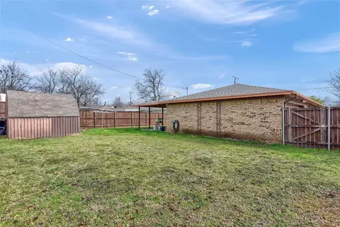 Exterior - 712 Maple St, Howe, TX 75459 photo 3 of 7