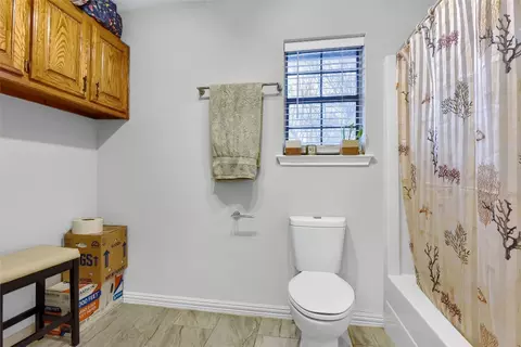 Bath - 712 Maple St, Howe, TX 75459 photo 2 of 3