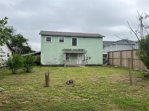 512 N Alamo St #A, Refugio, TX 78377