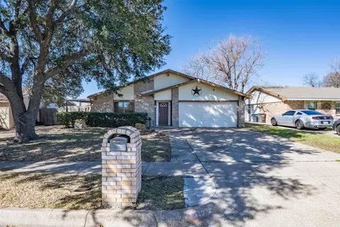 7912 Regency Ln, Fort Worth, TX 76134