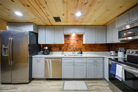 Kitchen - 89 Greenling Rd, Broken Bow, OK 74728 photo 2 of 3