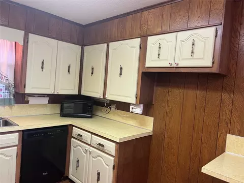 Kitchen - 904 Baker St, Springhill, LA 71075 photo 2 of 2
