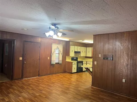 Living - 904 Baker St, Springhill, LA 71075 photo 1 of 2