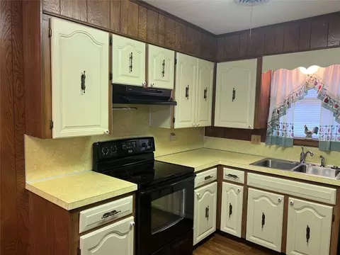 Exterior - 904 Baker St, Springhill, LA 71075 photo 3 of 8