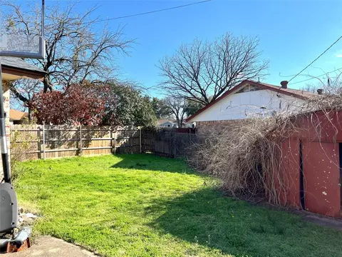 Exterior - 600 Simmons Dr, Euless, TX 76040 photo 3 of 12