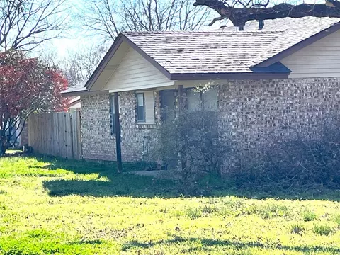 Exterior - 600 Simmons Dr, Euless, TX 76040 photo 8 of 12