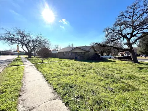 Exterior - 600 Simmons Dr, Euless, TX 76040 photo 9 of 12