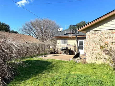 Exterior - 600 Simmons Dr, Euless, TX 76040 photo 4 of 12