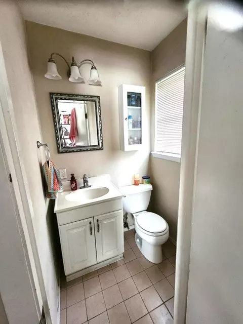 Bath - 600 Simmons Dr, Euless, TX 76040 photo 3 of 4