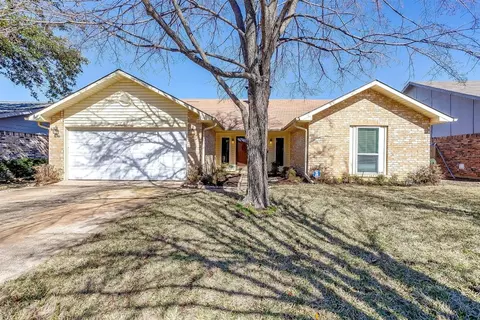 7011 Greenspring Dr, Arlington, TX 76016