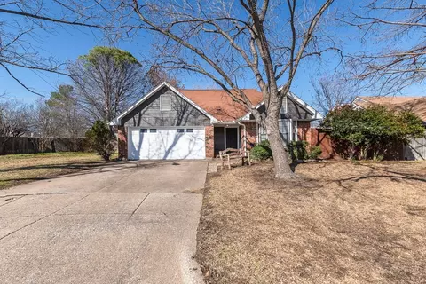 403 Red Coat Ln, Arlington, TX 76002