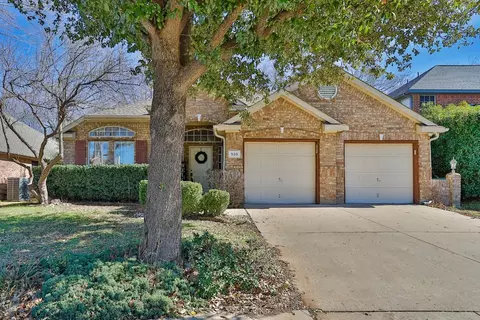 520 Briaroaks Dr, Lake Dallas, TX 75065