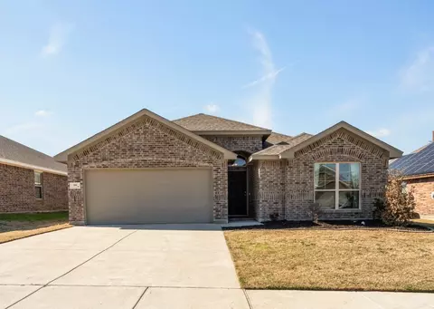 104 Wilson Cliff Dr, White Settlement, TX 76108