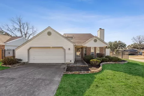300 Rosemary Ln, Euless, TX 76039