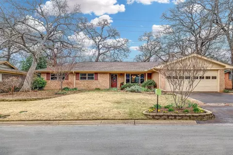 613 Post Oak Dr, Hurst, TX 76053