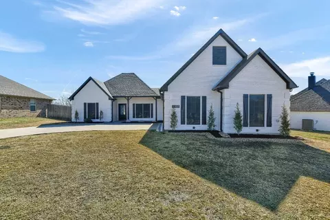 3303 Preston Club Dr, Sherman, TX 75092