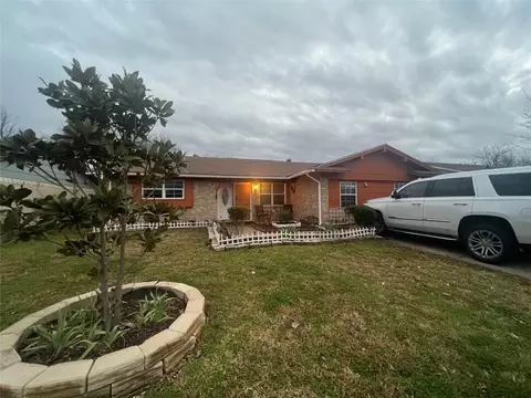 309 Forrest Hill Ln, Grand Prairie, TX 75052