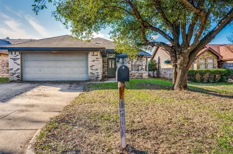 5821 Stone Meadow Ln, Fort Worth, TX 76179