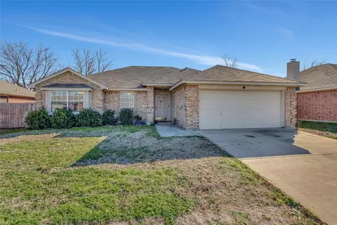 425 Cambridge Dr, Saginaw, TX 76179