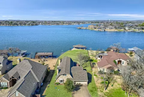 526 Kiowa Dr E, Lake Kiowa, TX 76240