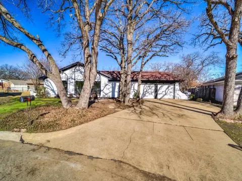 2125 Crown Colony Ct, Bedford, TX 76021