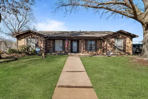 204 Shady Lake Dr, Hurst, TX 76054