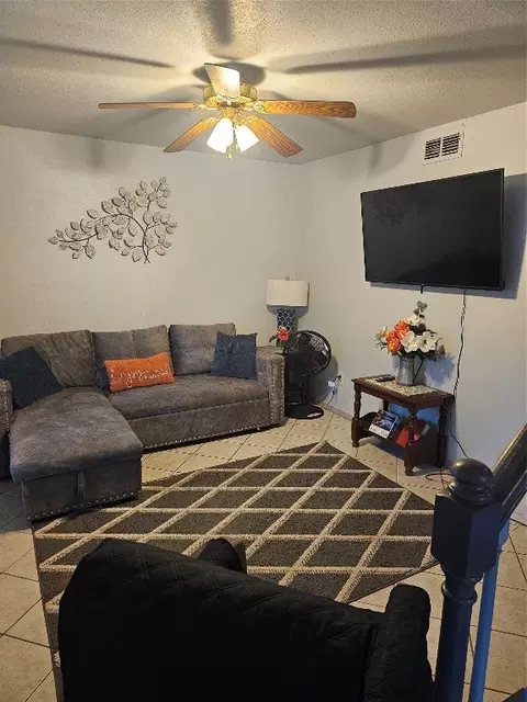 Living - 1103 Coyle St, Springhill, LA 71075 photo 2 of 2