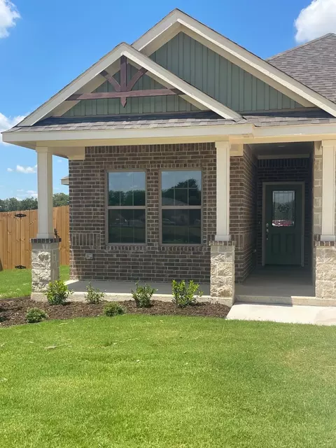 741 Raylan St, Springtown, TX 76082 photo 2