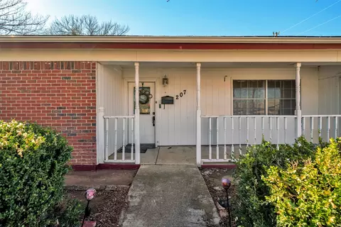 207 Arnett Dr, Euless, TX 76040