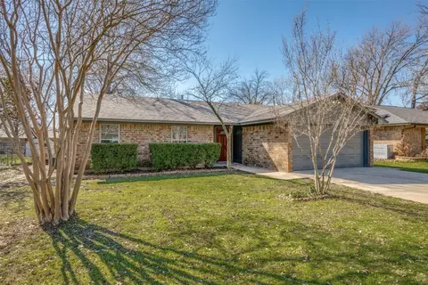 3322 Kingfisher Ln, Denton, TX 76209