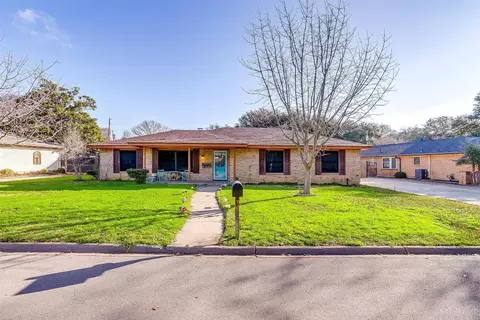 913 S Colonial Dr, Cleburne, TX 76033
